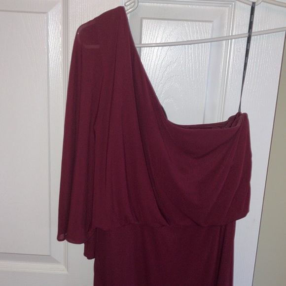 EShakti one-shoulder gown in Burgundy. Size 8-10 - Picture 6 of 7